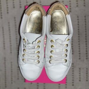 Lilly Pulitzer Lux Hallie Sneaker size 9 in very good condition..